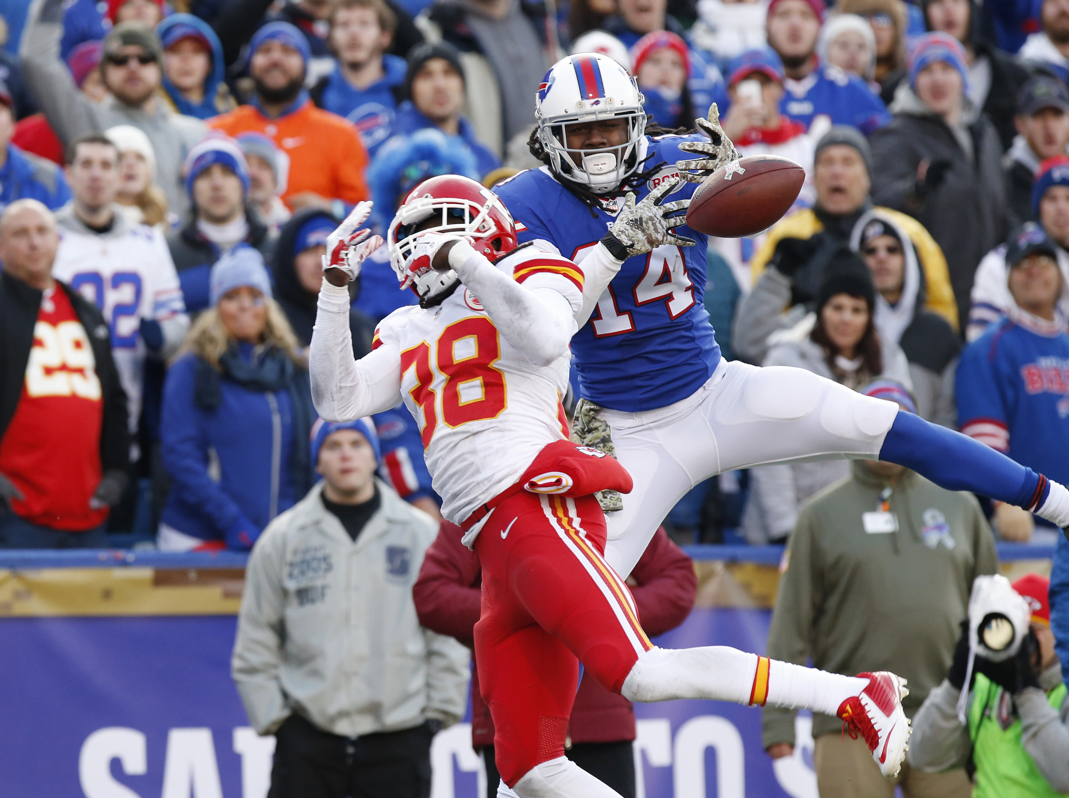 Miami Dolphins wide receiver Justin Wynn catches a pass in front