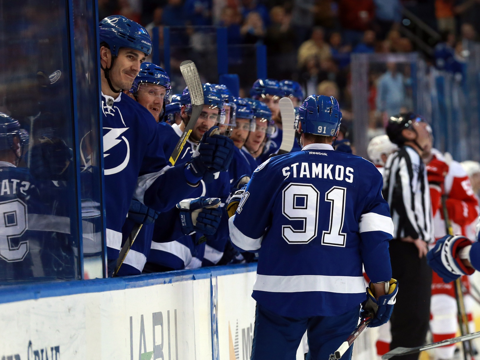 AP Sources: Steven Stamkos elects to re-sign with Lightning