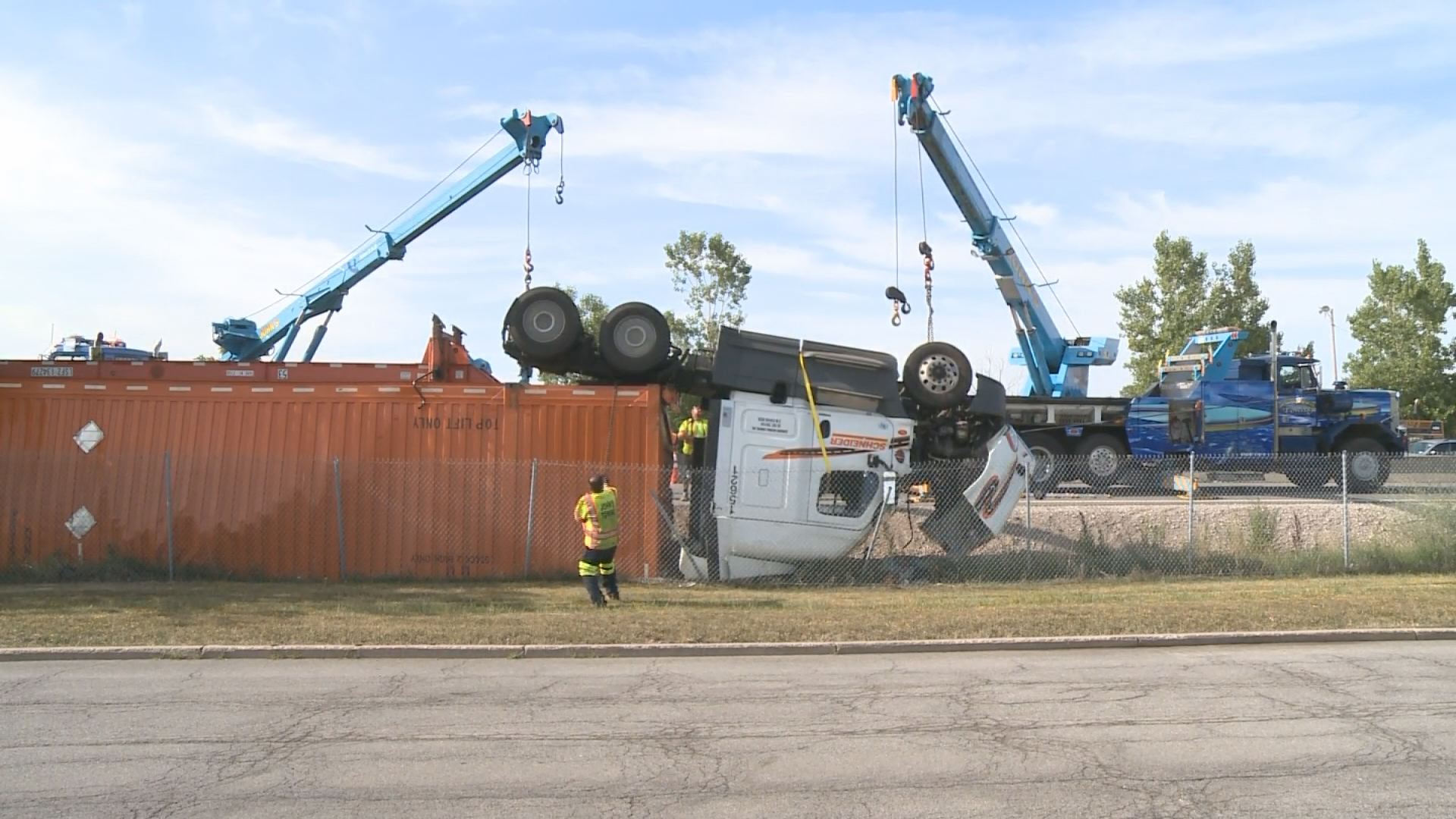 Tractor trailer overturns on I-290 ramp | wgrz.com