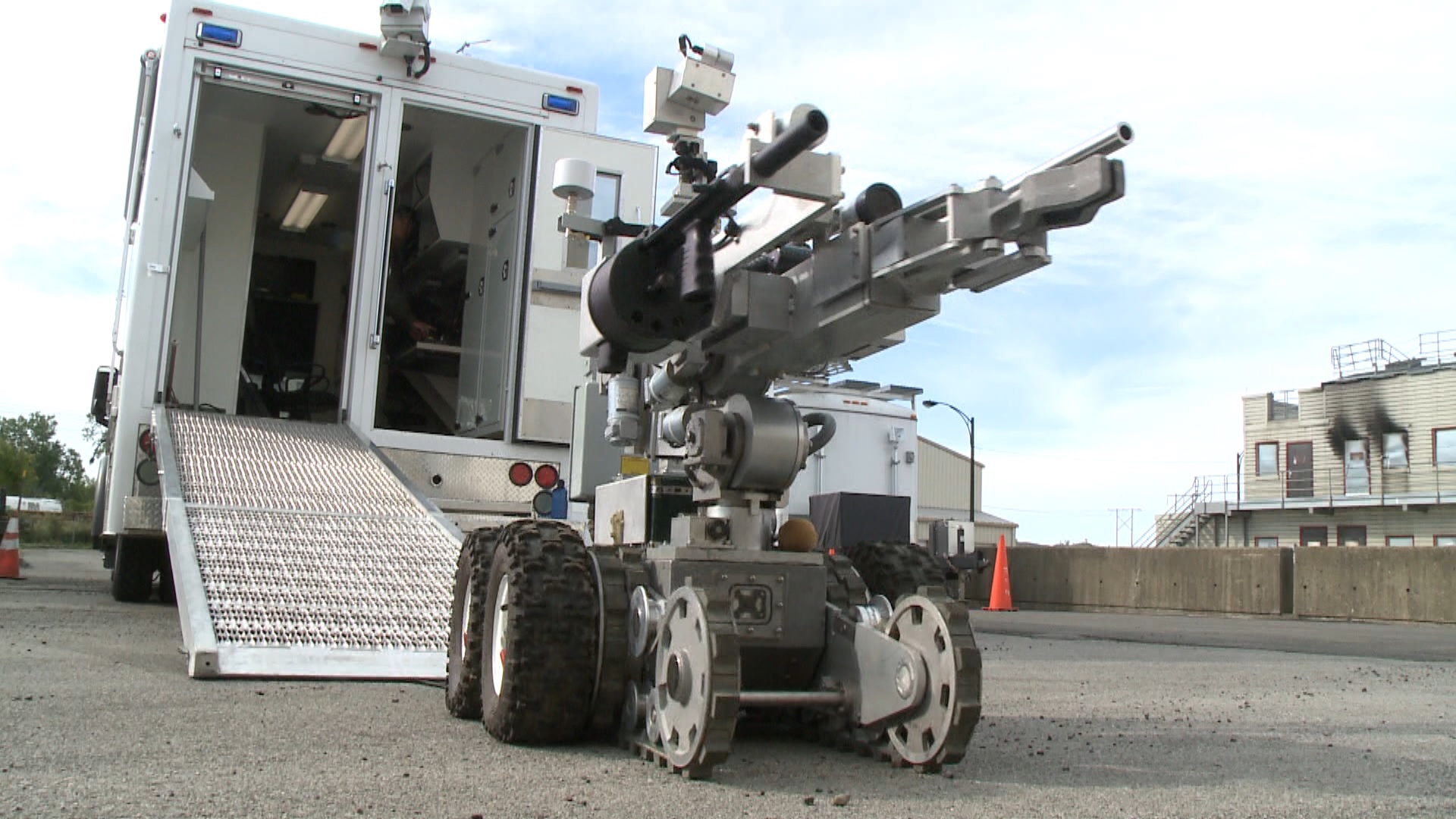 Bomb squad unit shows off robots | wgrz.com