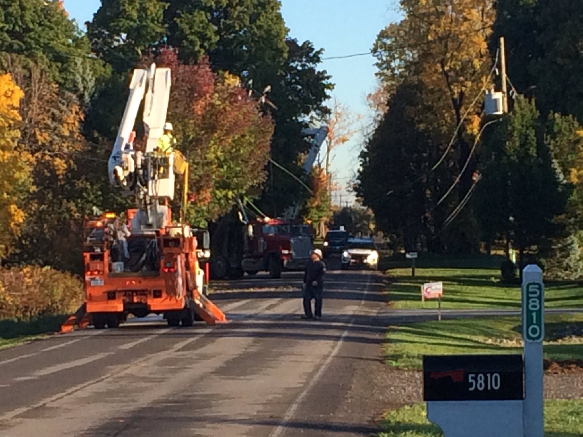 Dump truck knocks out power in Clarence | wgrz.com