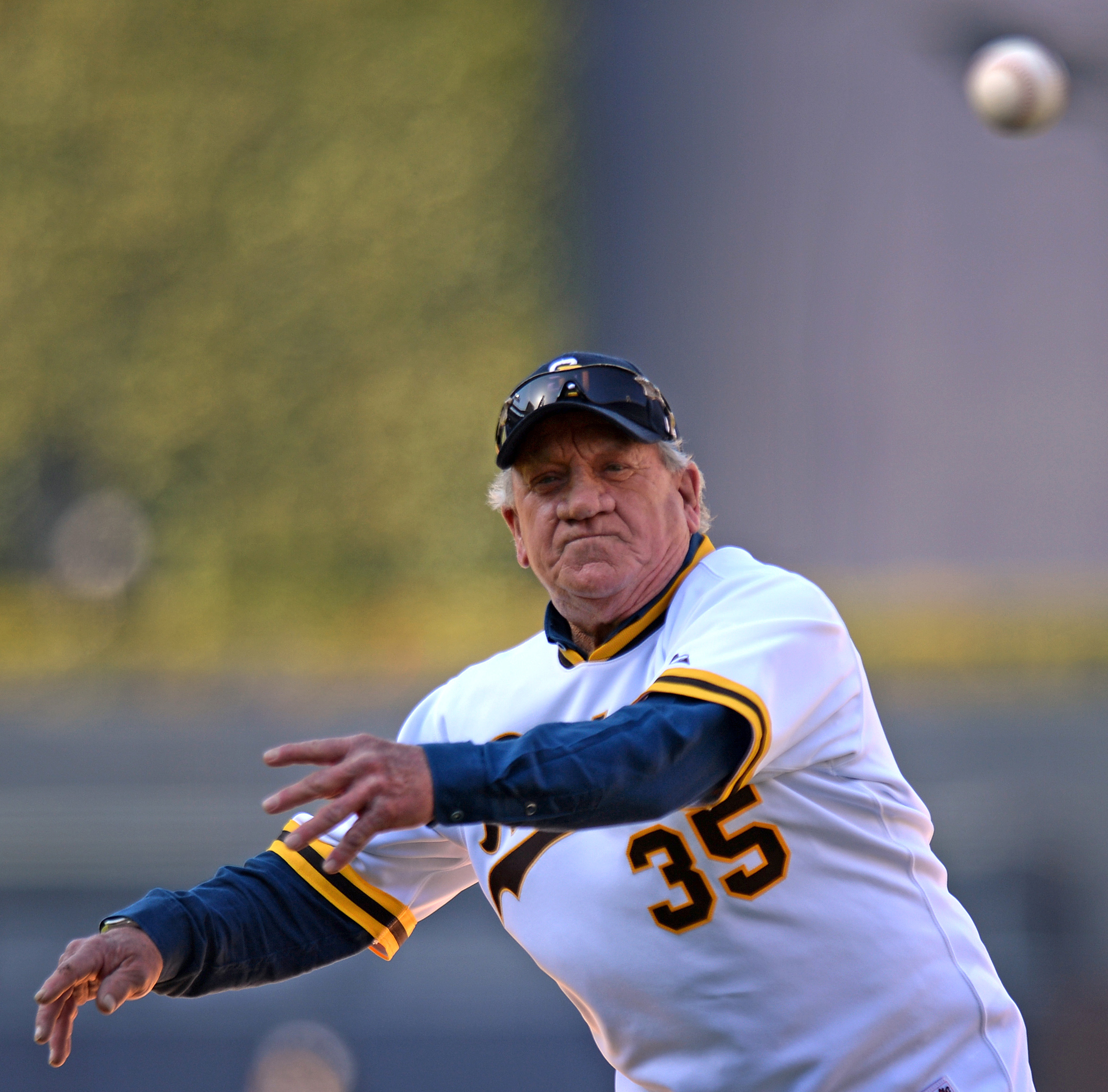 Former NL Cy Young winner Randy Jones has throat cancer