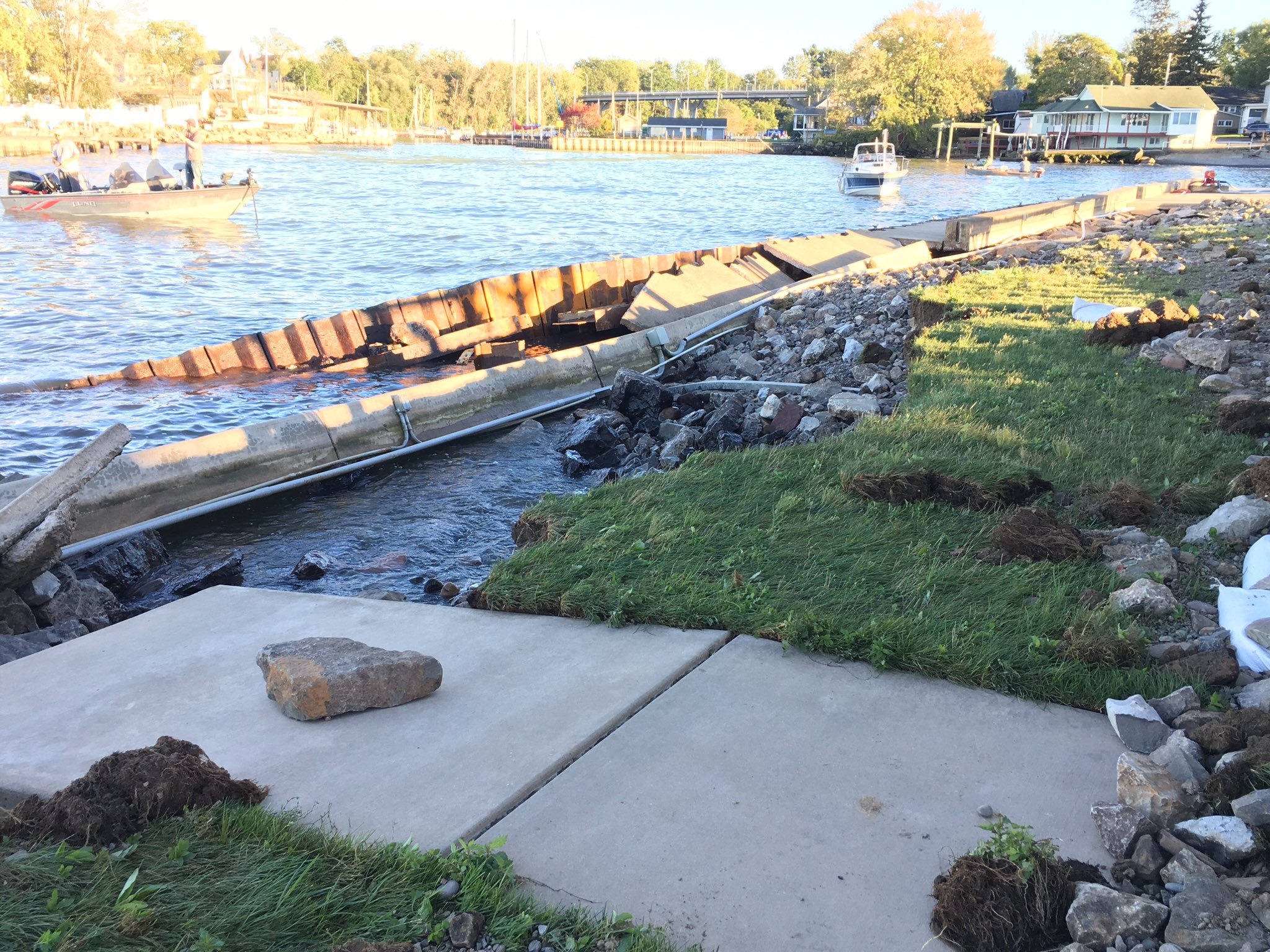 Retaining wall collapses along Lake Ontario shoreline | WGRZ.com